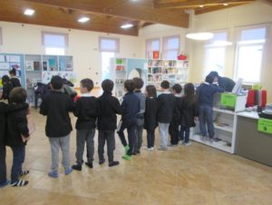 I bambini prendono in prestito i libri