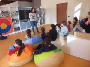 In biblioteca i bambini ascoltano