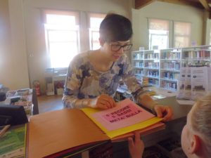 Presentiamo il libro alla bibliotecaria