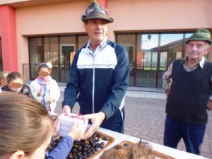 Il dono dei bambini agli Alpini