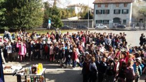 I bambini della scuola primaria con le stelle