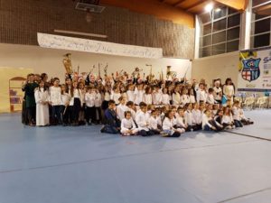 Il plesso al completo con la Dirigente, il Sindaco e la Banda