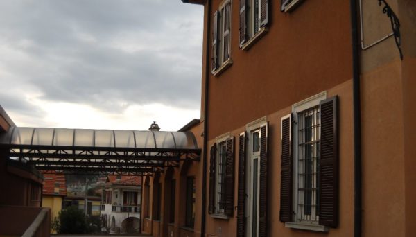 Il cortile esterno della scuola primaria "G. Segantini"