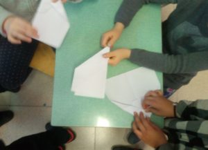 Costruzione di aeroplani di carta