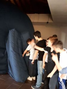 I ragazzi entrano velocemente