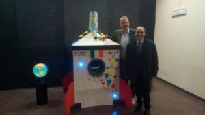 Guidoni e Valente vicino all'astronave dei bambini