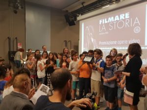 I bambini alzano la targa ricevuta