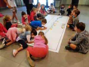 I bambini segnano le linee dello spazio e del tempo
