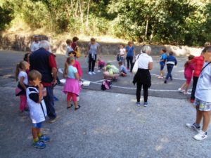 I bambini segnano i simboli all'interno del pesce-Lambro