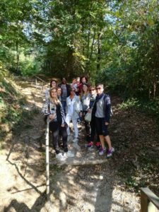 I genitori percorrono l'oasi