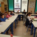 La classe ascolta senza capire (ad eccezione di un'alunna)