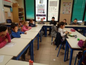 La classe ascolta senza capire (ad eccezione di un'alunna)