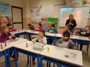 La classe prepara il manufatto