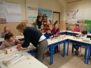 La classe prepara il manufatto