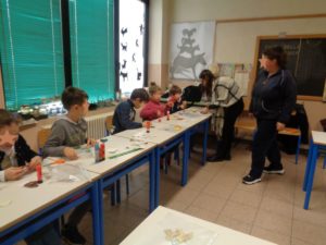 La classe prepara il manufatto