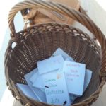 I bigliettini pronti per essere distribuiti