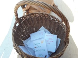 I bigliettini pronti per essere distribuiti