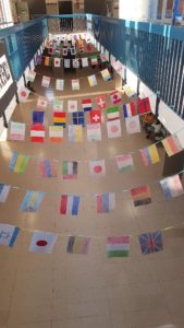 L'atrio della scuola addobbato con le bandiere di tutto il mondo