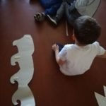 I bambini con gli elementi della creazione pronti per essere attaccati