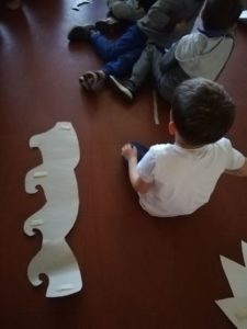 I bambini con gli elementi della creazione pronti per essere attaccati