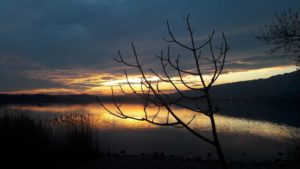 Foto di Francesca Cilione: "TRAMONTO SUL LAGO...sole che ad ogni tramonto ci scandisci il passare del tempo che nulla può fermare".