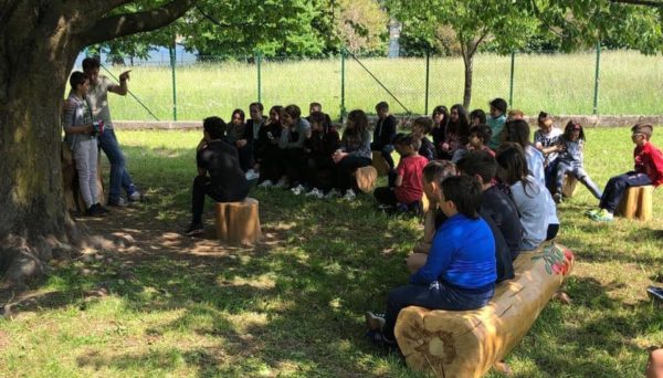 Bambini seduti sotto il ciliegio