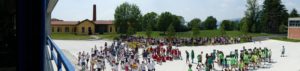 Vista d'insieme dei bambini della scuola per la giornata dello sport