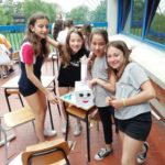 Bambini al lavoro per la costruzione dei robot