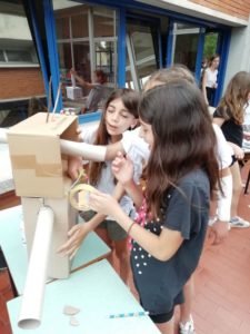 Bambini al lavoro per la costruzione dei robot