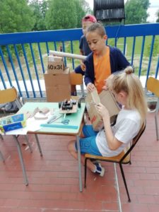 Bambini al lavoro per la costruzione dei robot