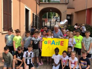La maestra Adolfa con i suoi alunni