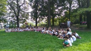 I bambini in cerchio pronti per le attività