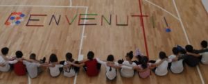 La scritta Benvenuti realizzata con gli attrezzi della palestra