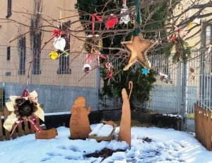 Sagome della natività sotto stelle di tutti i colori