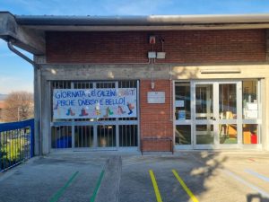 La porta d'ingresso della scuola dell'infanzia