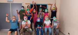 I bambini della classe viola con le maschere della recita