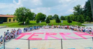 scritta TERRA nel cortile e i bambini intorno