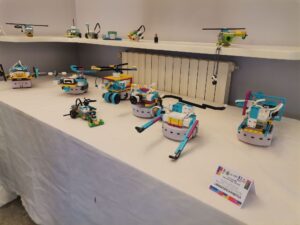 Robottini e costruzioni lego sul tavolo di esposizione