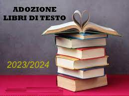 pila di libri con scritta: Adozione libri di testo 2023/2024