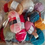 Gomitoli di lana di diversi colori