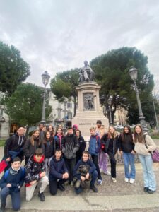 bambini davanti ad un monumento