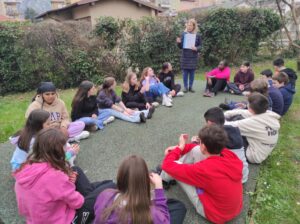 bambini seduti in cerchio