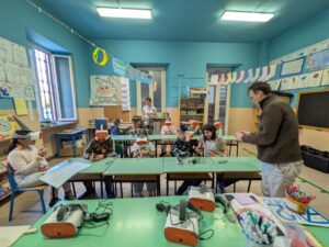 bambini seduti ai banchi con visore