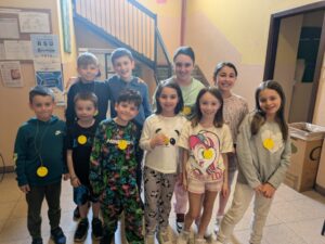 gruppo di bambini in corridoio