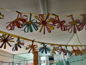 Fiori di carta colorata appesi al soffitto