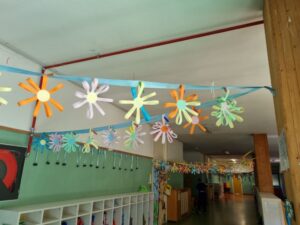 Fiori di carta colorata appesi al soffitto