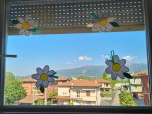 Finestra con fiori di carta attaccati ai vetri