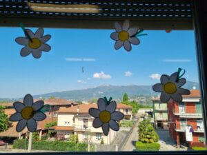 Finestra con fiori di carta attaccati ai vetri
