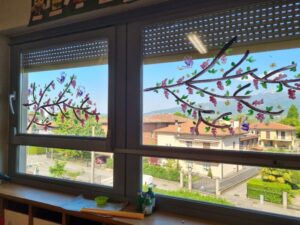Finestra con fiori di carta attaccati ai vetri