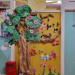 Porta con un albero fiorito realizzato con la carta